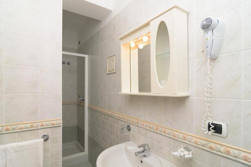 伊斯基亚佛米瑞尔别墅酒店的一间带水槽和镜子的浴室