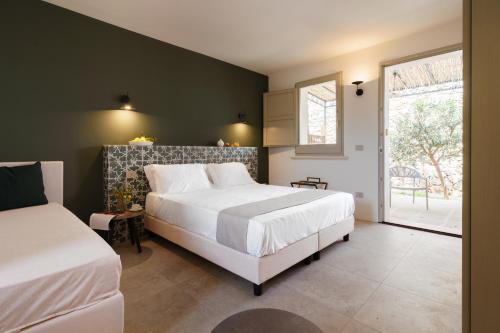 帕图Volito Rural Experience的一间卧室设有两张床和窗户。