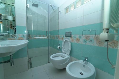 地拉那Olimpic Hotel的一间带卫生间和水槽的浴室