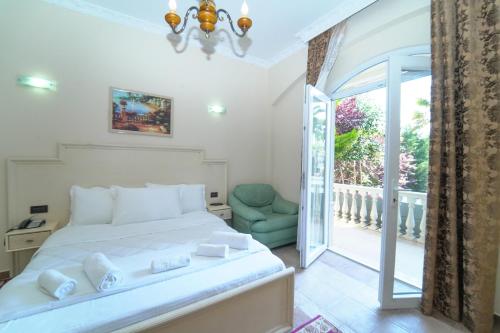 地拉那Olimpic Hotel的一间卧室设有一张床和一个阳台
