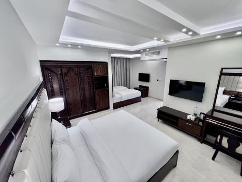 瓦迪穆萨Petra Icon Hotel的酒店客房,配有床和电视