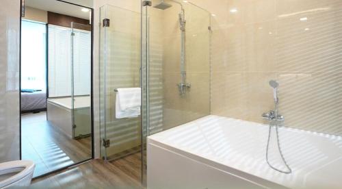 Ban Huai Sok NoiExeclusive Suite 209 by Forest Khaoyai的带淋浴、浴缸和卫生间的浴室