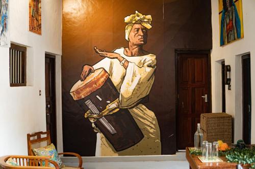 Stone TownTarawanda House by Stawi的挂着行李的人的画墙