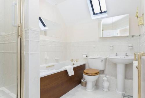 奇平卡姆登Chipping Campden - Cotswolds private house with garden的白色的浴室设有卫生间和水槽。