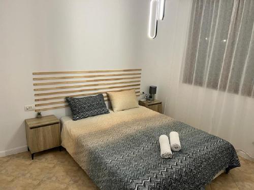 索佐波尔Eve Santa Marina Apartment II - sea, pools, relax的一间卧室,床上有两双白鞋