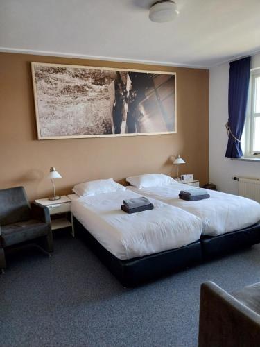 JirnsumB&B Pension "Op'e Koai"的酒店客房,配有两张床和椅子