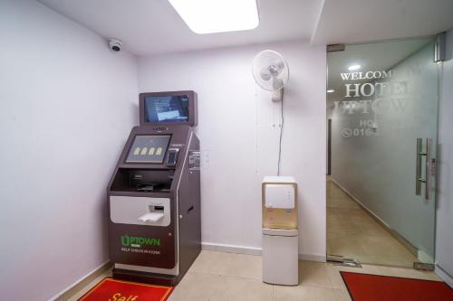 士毛月Hotel Uptown Semenyih的门旁边的房间里装有调色器的机器