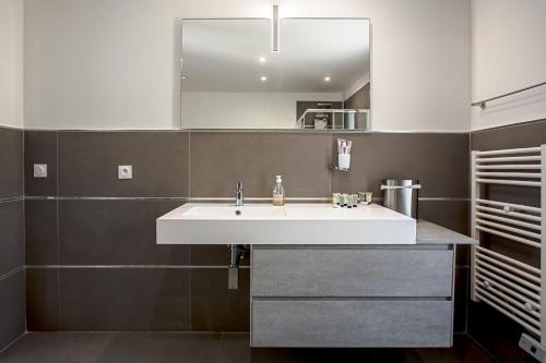 格里莫Villa Ryx的浴室设有白色水槽和镜子