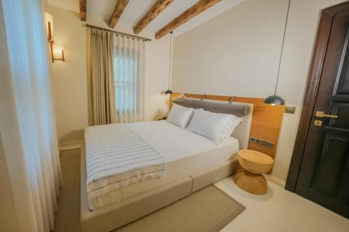 马尔马里斯Nuup Hotel的一间小卧室,配有床和窗户