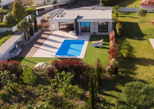 维亚纳堡Meirinha House的享有带游泳池的房屋的空中景致