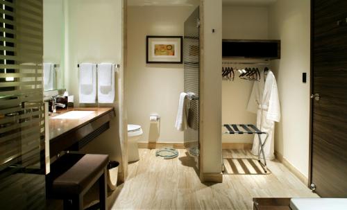 拉斯维加斯M Spa度假酒店&赌场的一间带水槽和卫生间的浴室