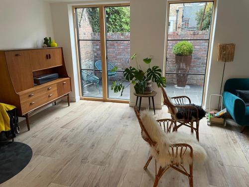 布里斯托Ideal Bristol getaway - 3 bed harbourside home的客厅配有沙发和桌椅