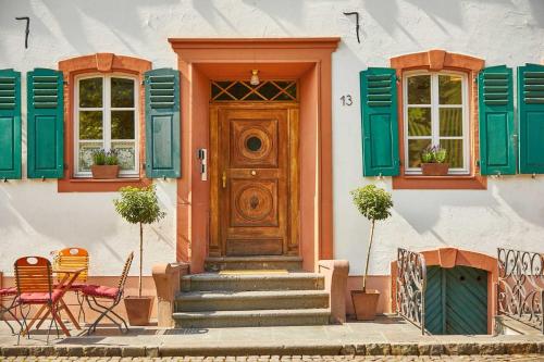贝尔恩卡斯特尔-库斯NEU!!! Moselbleibe Uferallee的一座带绿色百叶窗和木门的房子
