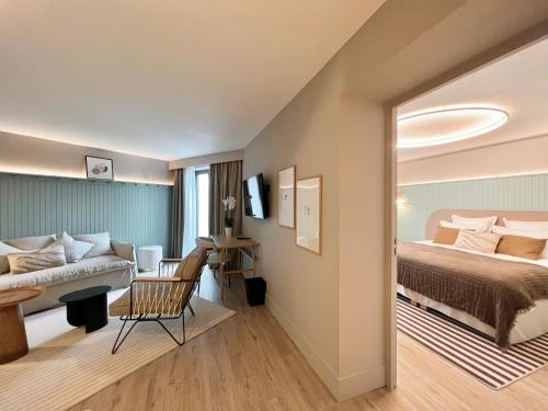 迪纳尔Emeria Dinard Thalasso Spa - Avril 2024 Réouverture après rénovation的酒店客房,配有床和沙发