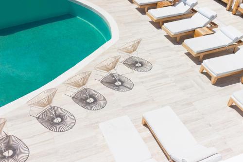 卡马利Cavo Bianco Boutique Hotel & Spa的躺椅和游泳池的顶部景致