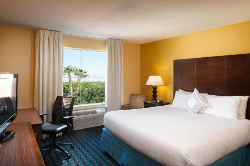 休斯顿休斯顿洲际机场费尔菲尔德客栈的一间设有大床和窗户的酒店客房