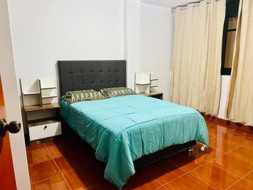 塔克纳Departamento Amplio Pérez Gamboa的一间卧室配有一张带蓝色毯子的大床