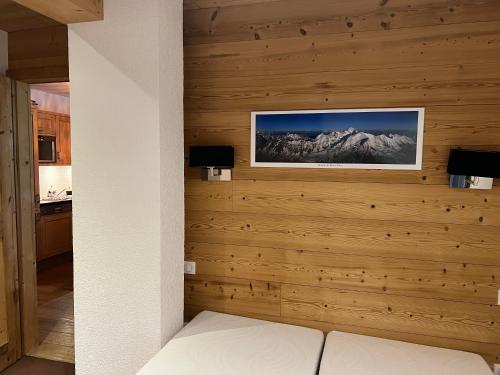 瓦洛西讷Large premium alpine apartment for 4 to 8 people的一间卧室设有木墙,享有山脉美景