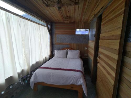 帕帕亚克塔Mamallacta Páramo Lodge的一间小卧室,房子里配有一张床铺