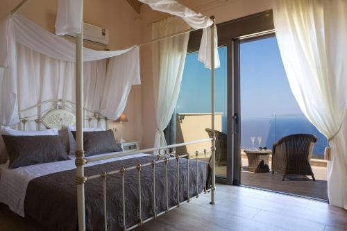 苏卡雷斯Thea Thalatta Villas的一间卧室设有一张床,享有海景