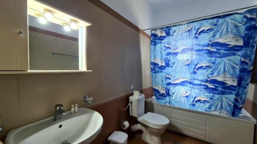 MarantochoriAmarandos Villas的浴室设有盥洗盆、卫生间和淋浴帘。