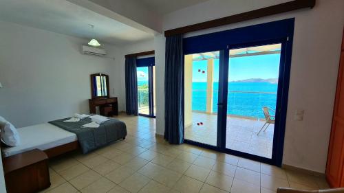 MarantochoriAmarandos Villas的一间卧室配有一张床,享有海景