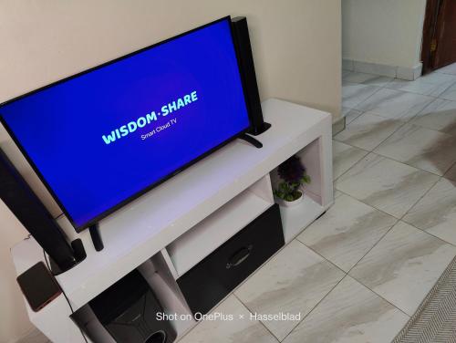 纳纽基Rovers Apartment的白色电视架上的平面电视