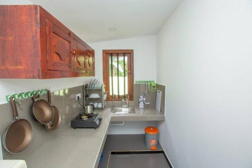 高尔Greenway Apartment的厨房配有水槽和台面