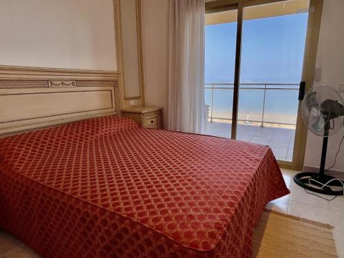 莱斯卡拉Margarida的一间卧室设有一张床,享有海景