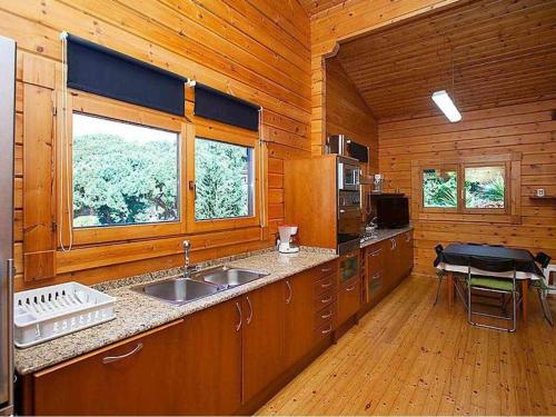 马塔罗FINLANDIA NORDICA 12+4的小木屋内的厨房,配有水槽和窗户