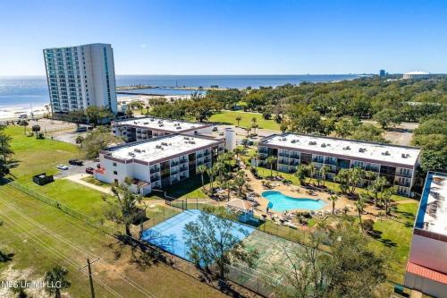 比洛克西Biloxi Beach Condo-B的享有带游泳池的度假村的空中景致