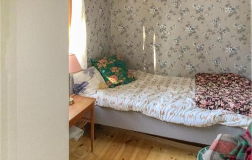 诺尔泰利耶2 Bedroom Stunning Home In Norrtlje的一间小卧室,配有一张床和一张桌子