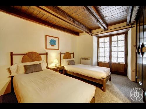上阿兰CASA BOLARD de Alma de Nieve的一间卧室设有两张床和窗户。