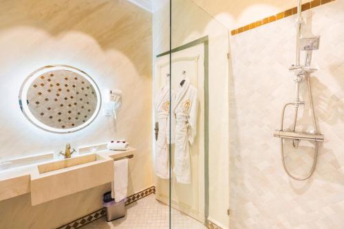 马拉喀什Albakech Boutique Hôtel & Spa的带淋浴和盥洗盆的浴室