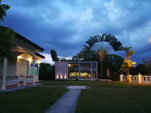 温泉村My Excel Garden Mini Glass Villa with Forest View的院子里有棕榈树的房子