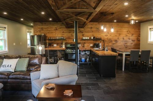 奥兰治Modern Industrial Farmhouse - The Wayback的带沙发的客厅、厨房和桌子