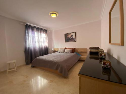 卡亚俄萨尔瓦赫Superior Apartment with Ocean View的卧室配有一张床和一张桌子