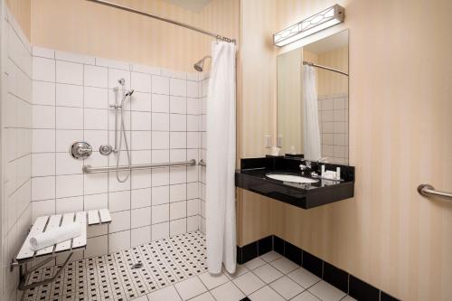 图莱里万豪维萨利亚图莱里的费尔菲尔德客栈及套房酒店的一间带水槽和淋浴的浴室