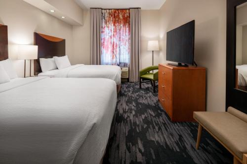 图莱里万豪维萨利亚图莱里的费尔菲尔德客栈及套房酒店的酒店客房设有两张床和一台平面电视。