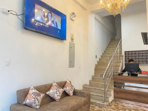瓦拉斯Hotel Los Pajonales的客厅配有沙发和电视。