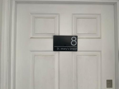 特鲁罗8, St Marys , Private Double Ensuite Room - Room Only- Truro的白色的门,上面有路标