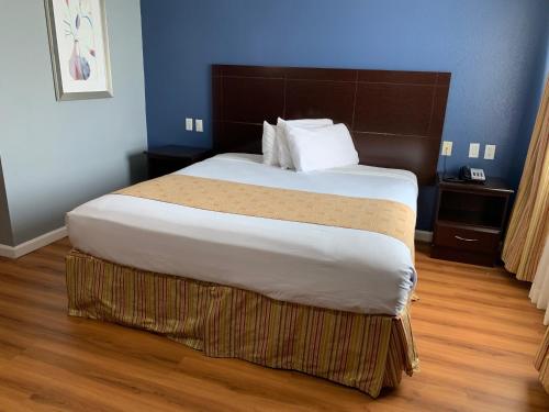 亚瑟港Rodeway Inn & Suites Port Arthur - Groves的一间卧室,卧室内配有一张大床