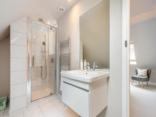 贝克因顿Pears Cottage - Uk43674的白色的浴室设有水槽和淋浴。