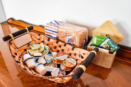 库克里亚Galatia's House的桌上装满食物的篮子
