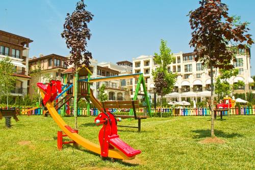 索佐波尔Green Life Apartments Sozopol的公园里一个带滑梯的游乐场