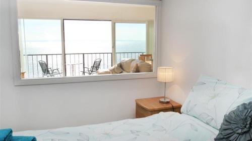BishopstonRedcliffe Apartments K的一间卧室设有一张床和一个阳台的窗户。