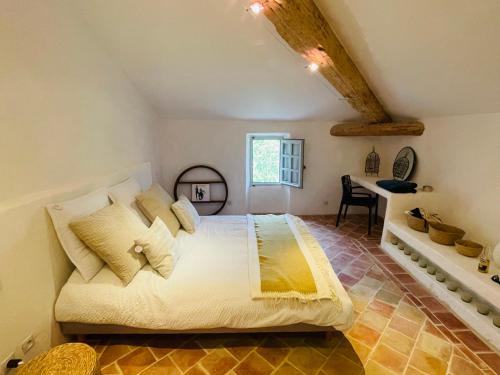 Saint-JulienLa Bastide的一间卧室配有一张大床和一张书桌