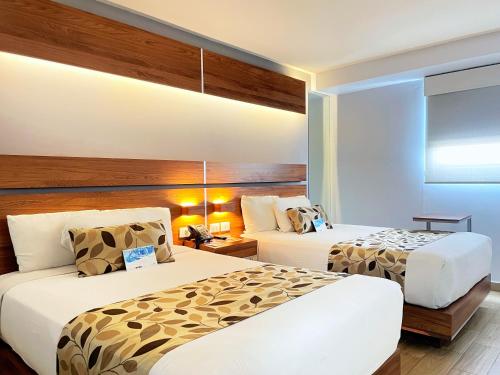 墨西卡利Sleep Inn Mexicali的一间酒店客房,房间内设有两张床