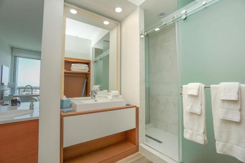 劳德代尔堡Maritime Hotel Fort Lauderdale Airport & Cruiseport的一间带水槽和淋浴的浴室