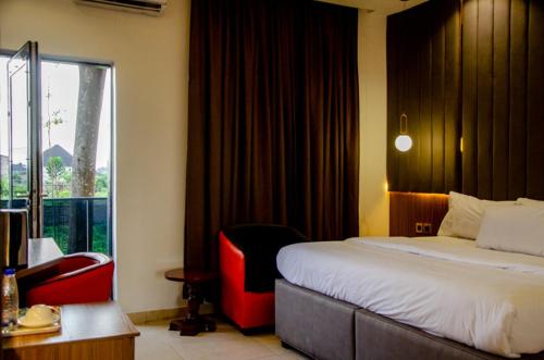 哈科特港Moratel Hotels的酒店客房设有床和窗户。